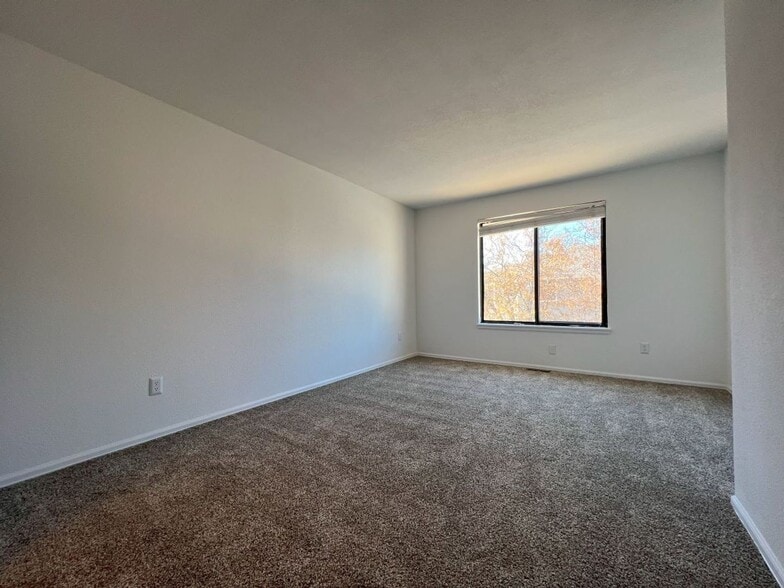 Building Photo - 304 S Taft Ct