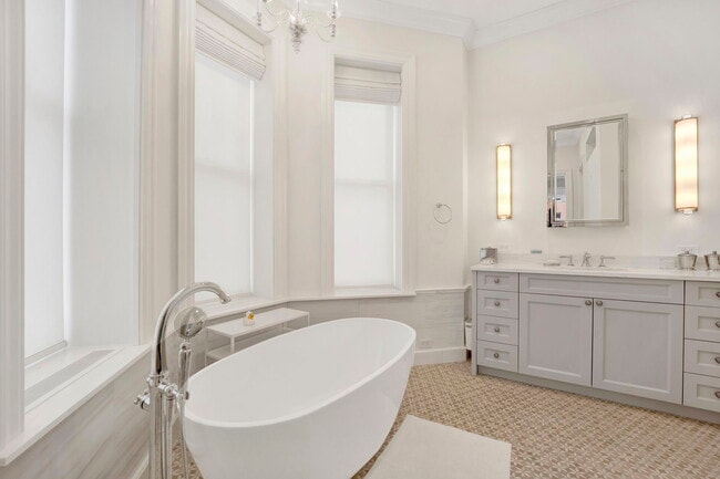 Building Photo - 103 W Chestnut St