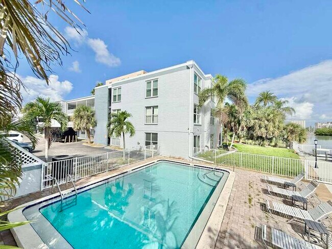Building Photo - 1859 Shore Dr S