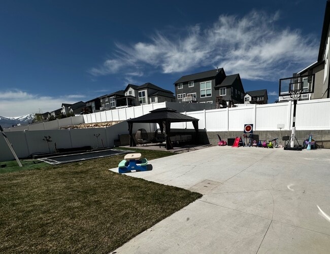 Building Photo - 353 N High Ridge Rd