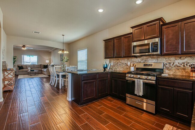 Building Photo - Westside area for Short or Long Term Rental(Completely Furnished) Beautiful 3 bed/2.5 baths