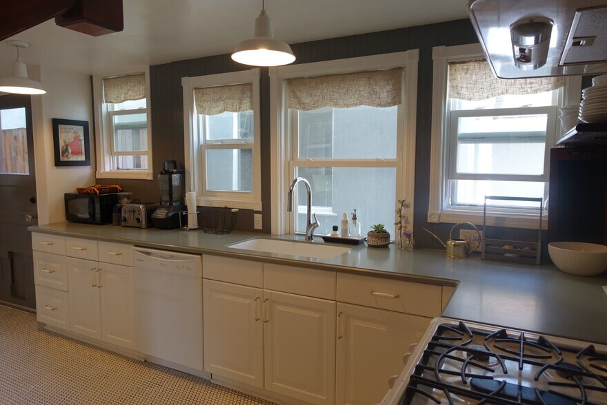 Building Photo - 575 Valle Vista Ave