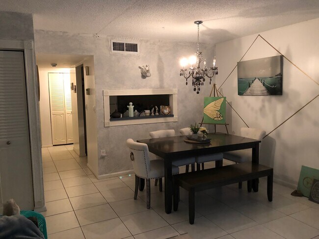 Building Photo - 896 SW 9th Street Cir