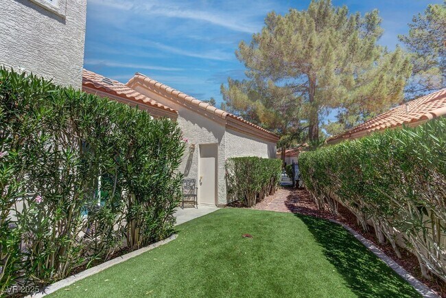 Building Photo - 8953 Diamond Falls Dr