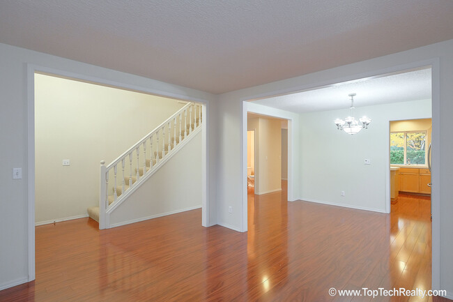 Building Photo - Beautiful 4 Bedrm* 2.5 Bath* Single Family...