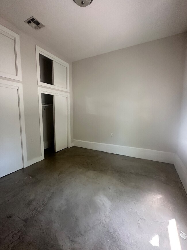 Building Photo - Chic 1BR with High Ceilings, In-Unit Laundry, and Courtyard—Near Mid-City Favorites
