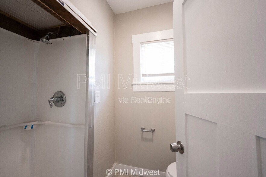 Building Photo - 521 N Gladstone Ave