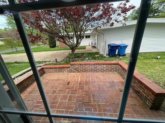 Building Photo - 430 Holiday Hl