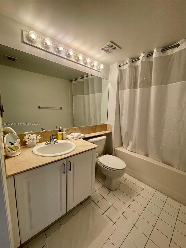 Building Photo - 1155 Brickell Bay Dr