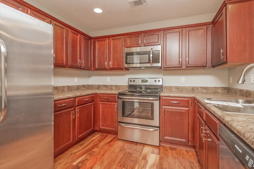 Building Photo - 406 Birdstone Dr