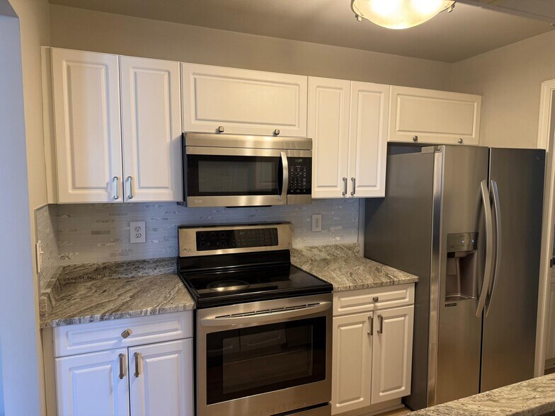 Kitchen - 5560 Pine Aires Dr