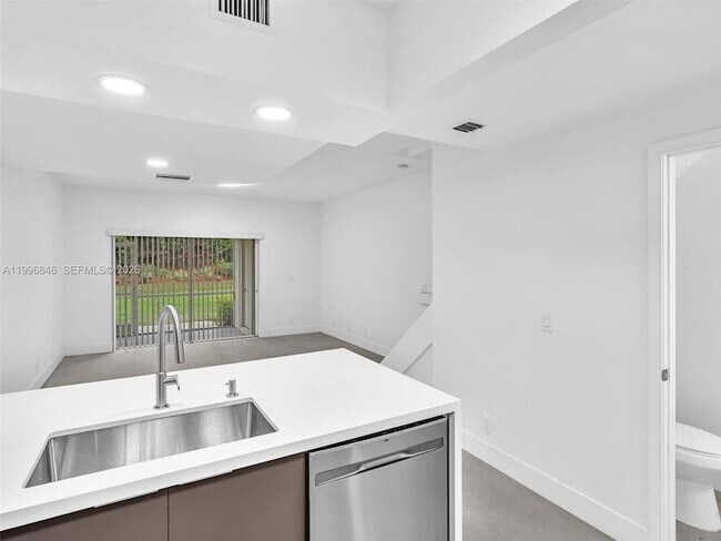 Building Photo - 8 Key W Ct