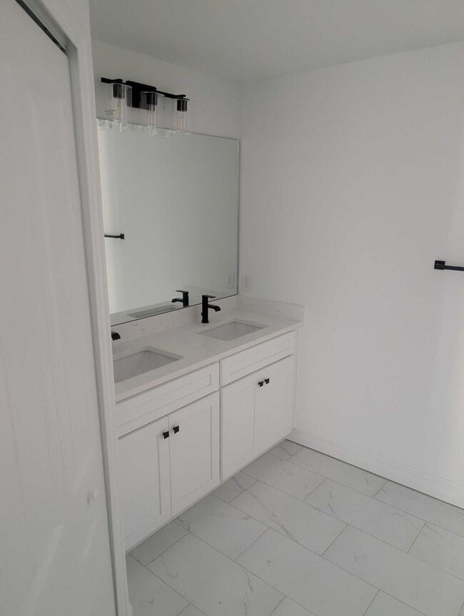 Building Photo - 3026 NE 6th Pl