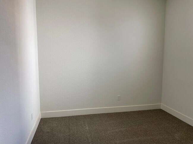 Building Photo - 2454 Fidalgo Wy
