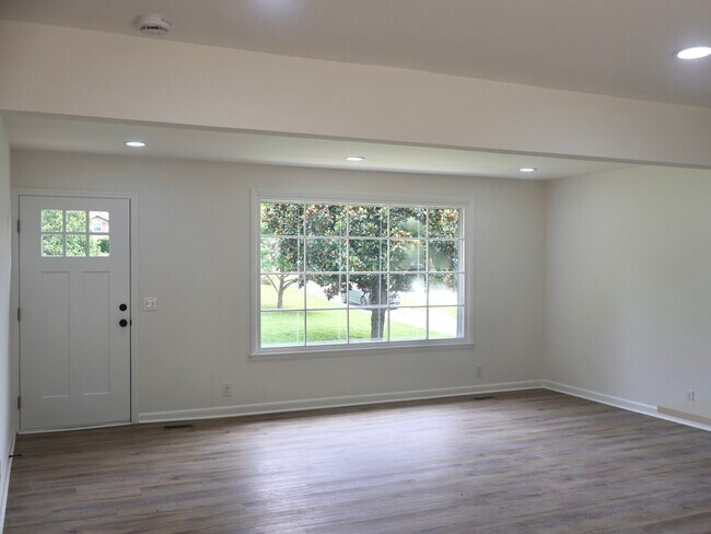 Building Photo - 129 Lake Point Dr