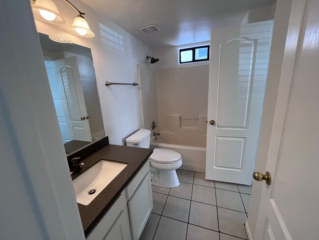 Building Photo - COMING SOON! 3 bed 3 bath Town house with ...
