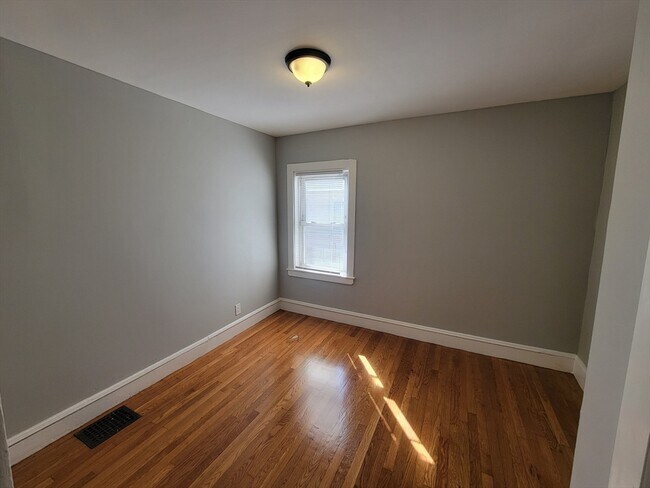 Building Photo - 994 River St