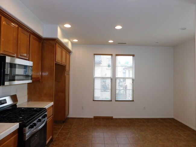 Building Photo - Exceptional 3 bed, 3.5 bath home in Irvine.