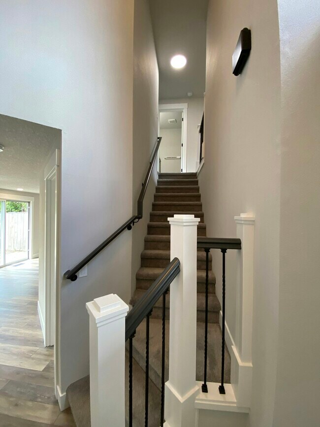 Building Photo - 5835 NW Landing Dr