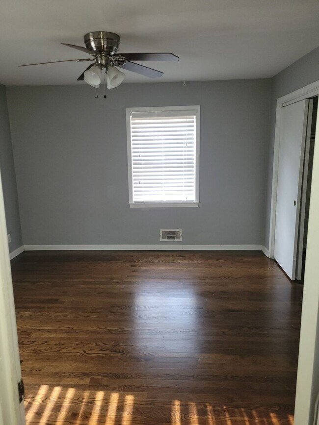 Building Photo - Beautiful 3 Bedroom Duplex