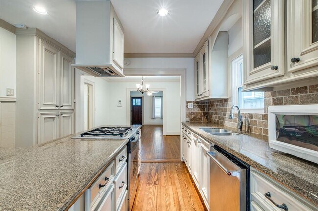 Building Photo - 621 Aurora St