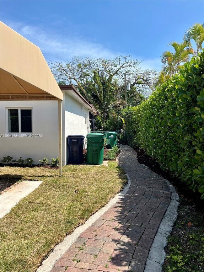 Building Photo - 5970 SW 46th St