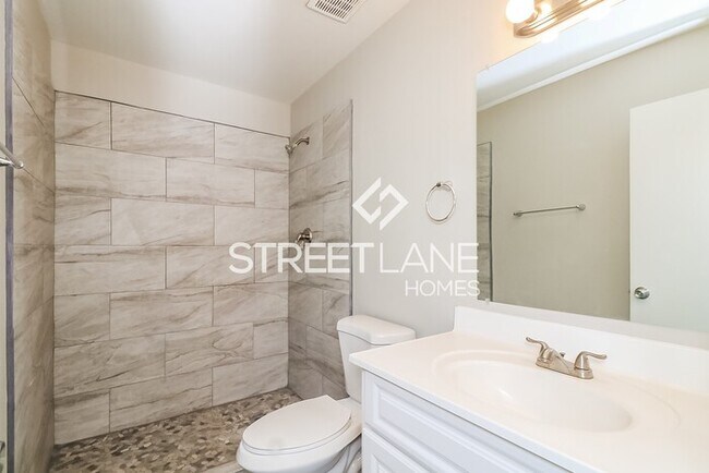Building Photo - Charming 4 bedroom POOL home in Phoenix!