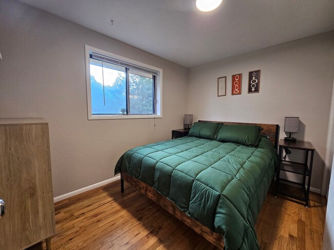 Building Photo - Fully Furnished Mid Century Charmer- month to month/midterm/short term, 3 bedrooms, highly desira...