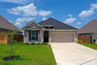 Building Photo - 3 Bedrom 2 bath with a 2 car garage