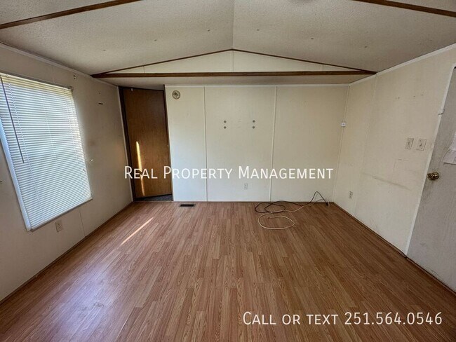 Building Photo - 3101 Western Hills Dr W