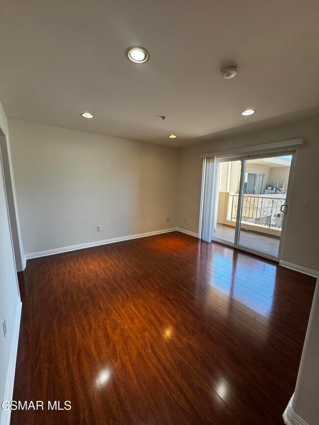 Building Photo - 13525 Vanowen St