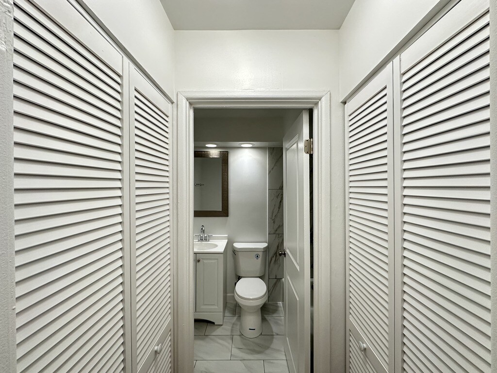 Building Photo - 6830 N Sheridan Rd