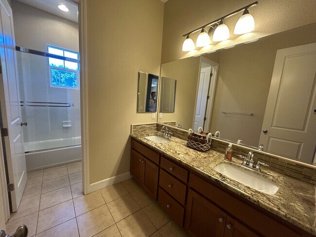 Building Photo - Luxurious and Spacious 5 Bedroom in Gilroy