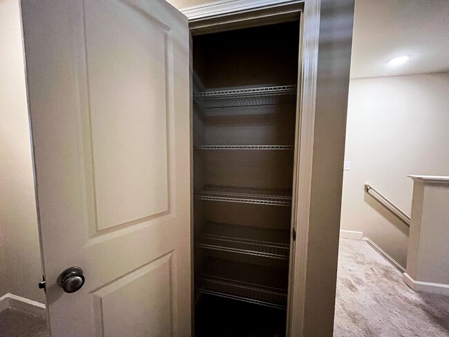 Building Photo - Cozy 3 bedroom, 2 1/2 bathroom townhome in...