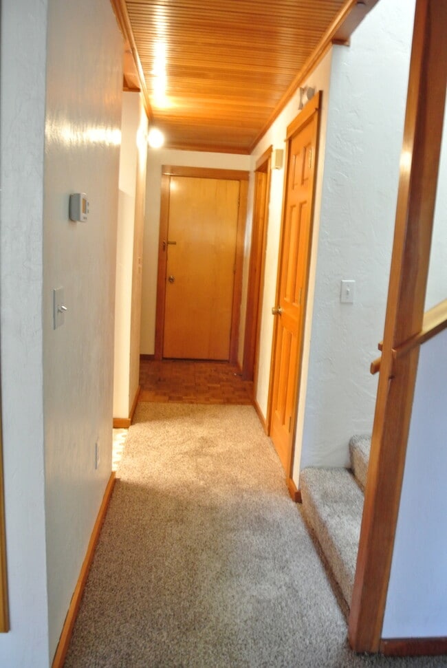 Building Photo - Roomy 2 bedroom 1.5 bathrooms