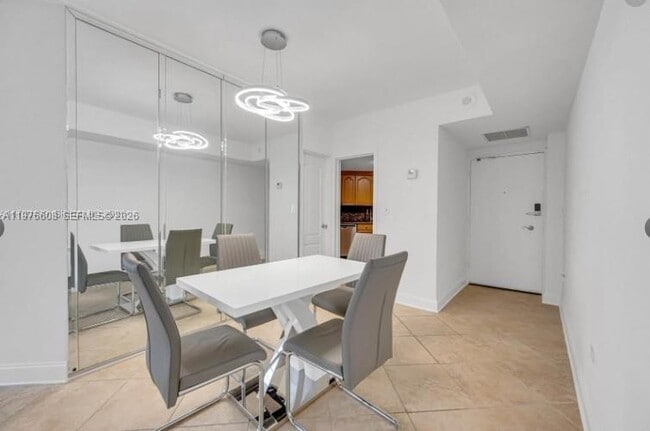 Building Photo - 999 Brickell Bay Dr