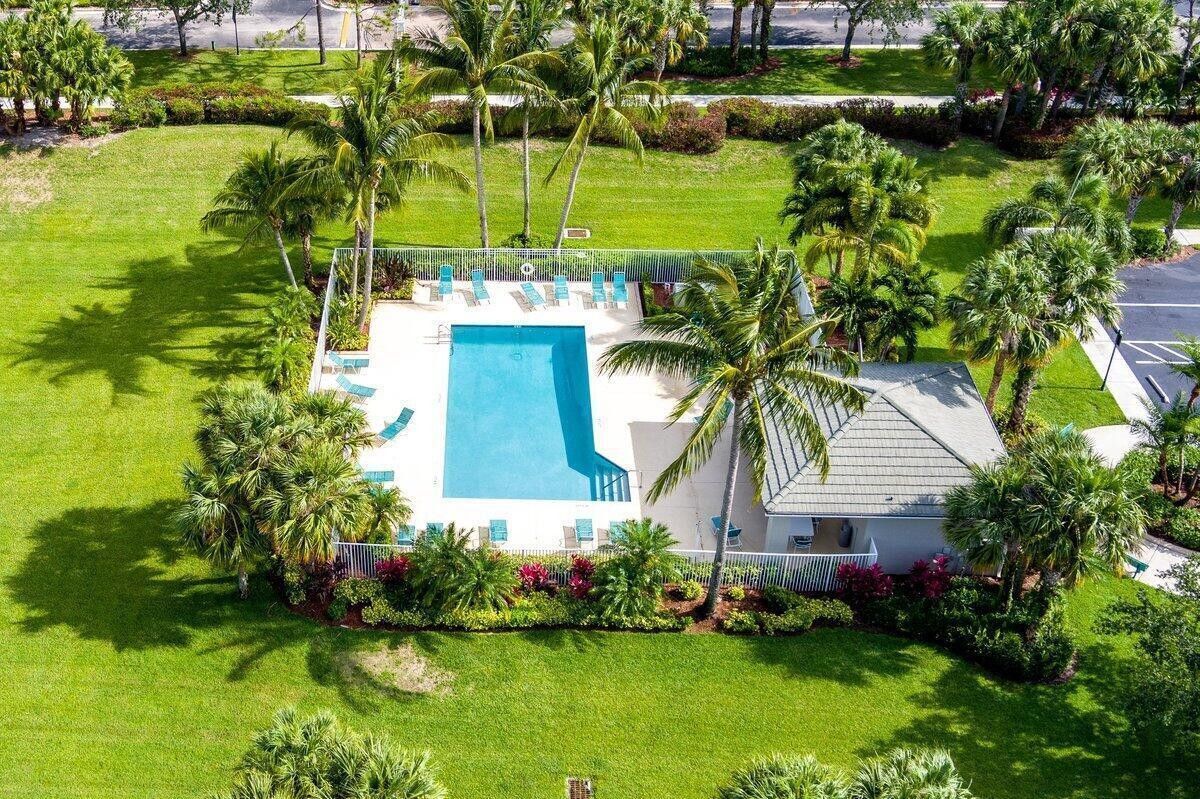 Building Photo - 806 SW Rocky Bayou Terrace