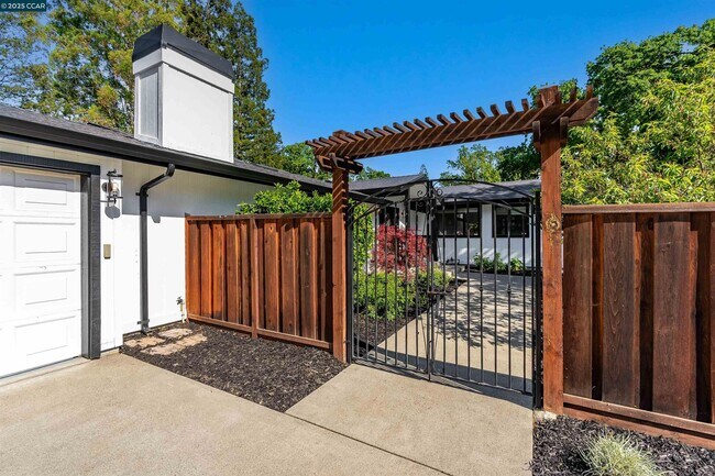 Building Photo - 2424 San Miguel Dr