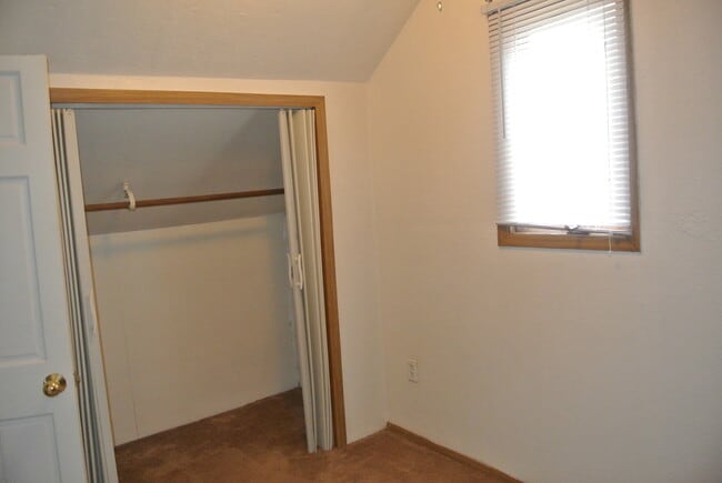 Building Photo - 2 Bedroom House!