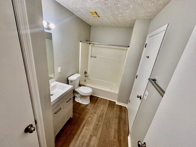 Building Photo - Move in now and pay NO RENT for the rest o...
