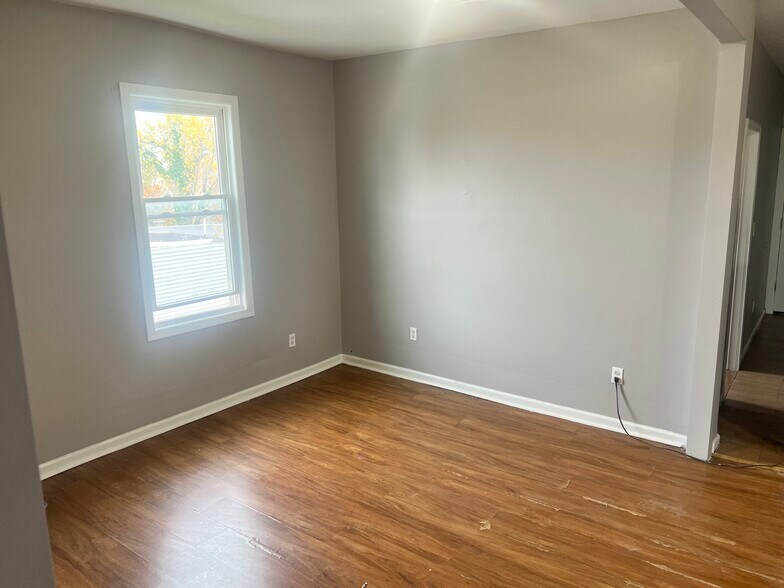 Building Photo - 162 Hickory St