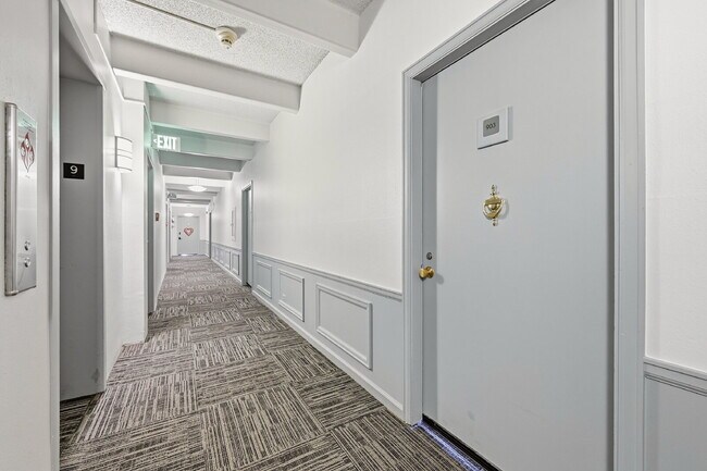 Building Photo - $1,095.95, 1 bed, 1 bath, located in Denver with a gorgeous sunroom