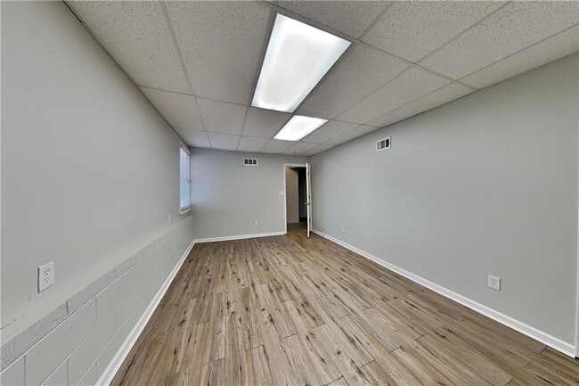 Building Photo - 351 Robin Hood Dr