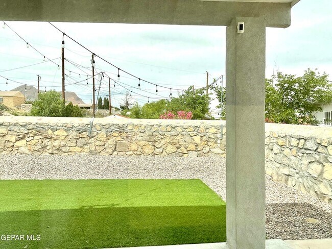 Building Photo - 8919 Eclipse St