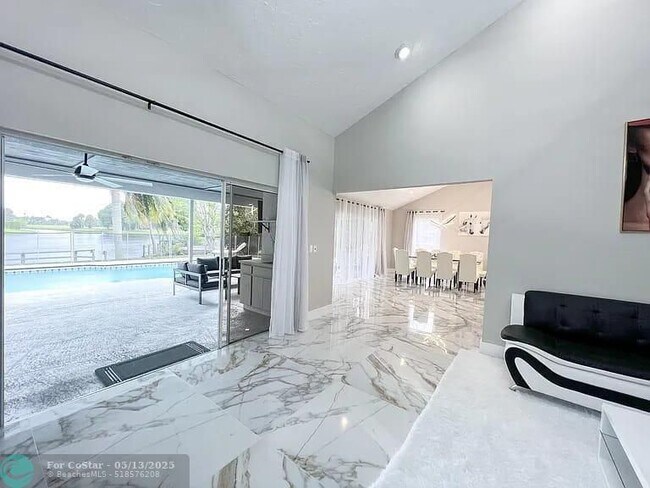 Building Photo - 2060 Amesbury Cir