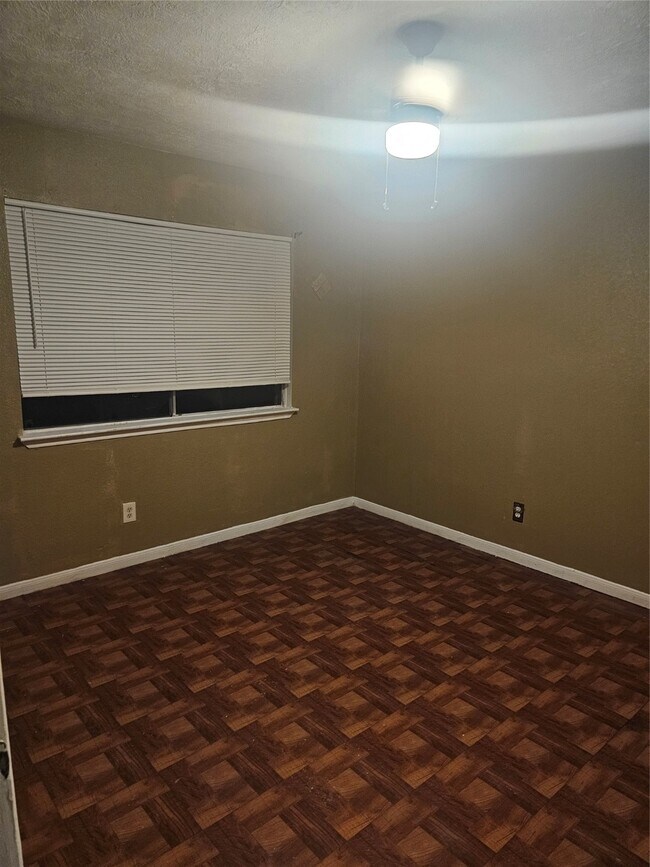 Building Photo - 4011 Alshire Dr