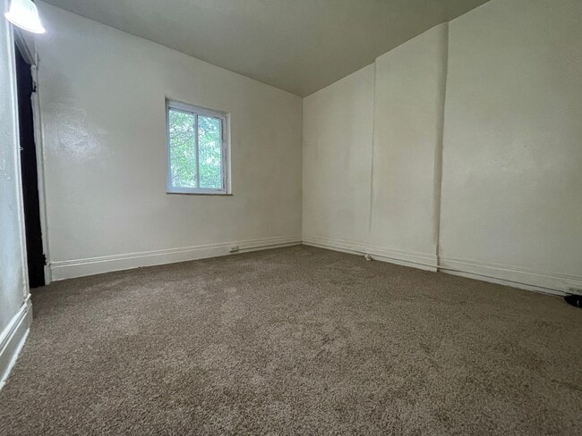Building Photo - Spacious 3 Bedroom Oakland Townhouse with ...