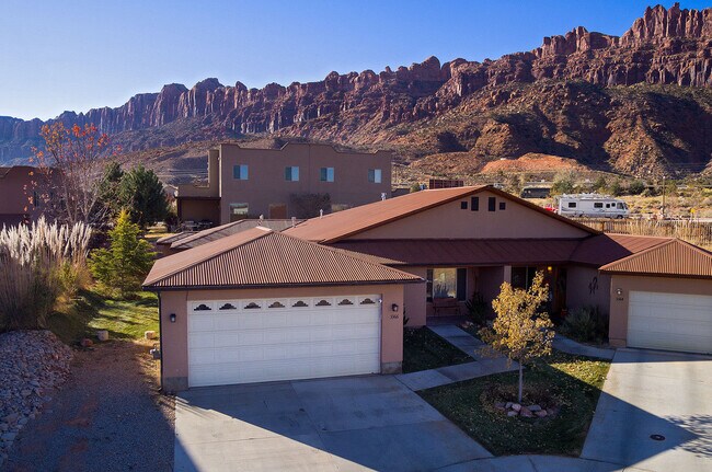 Building Photo - 3366 Oleander Ln