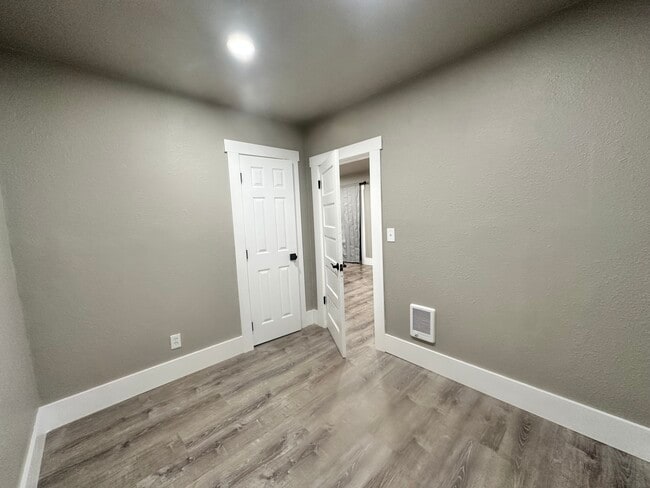 Building Photo - 320 Grant St