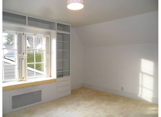 Building Photo - Broadway Hill home